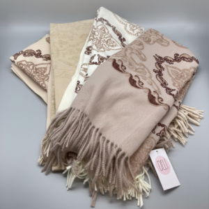 Sciarpa con ricami e frange